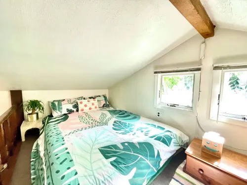 Cozy cabin with deck and fireplace steps from White Pond Lake. Dog friendly.