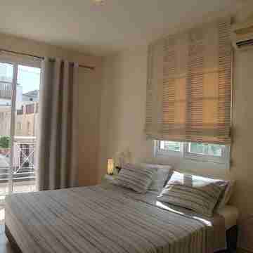 Kato Paphos Suites - 1-Bedroom Apartment. Pool view, WiFi & a/c. Great Location Rooms