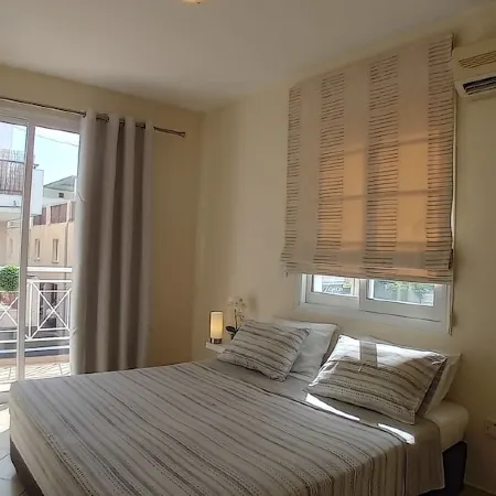 Kato Paphos Suites - 1-Bedroom Apartment. Pool view, WiFi & a/c. Great Location