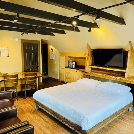 The Bee Hive - Heart of Friday Harbor - 2BR Condo, WiFi, AC, Walk to Everything!