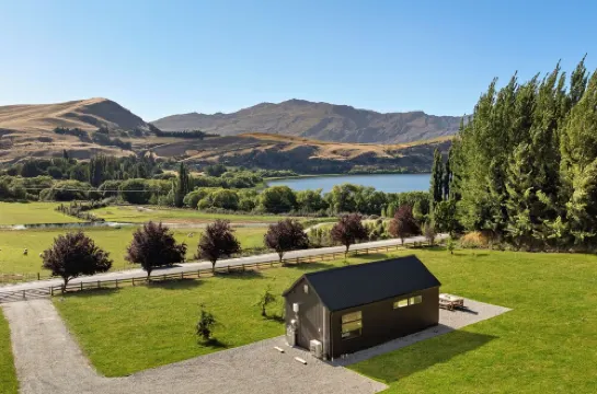 Cozy Cabin called The Lake Hayes Hut, situated in Queenstown Hotels in Lake Hayes