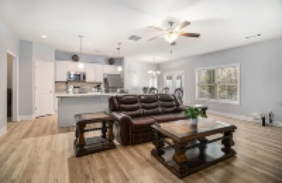 Charming 3-bedroom townhome with WiFi, AC in lovely Lawrenceville
