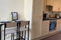 City Centre Luxury Stay! Minutes away from Train Station