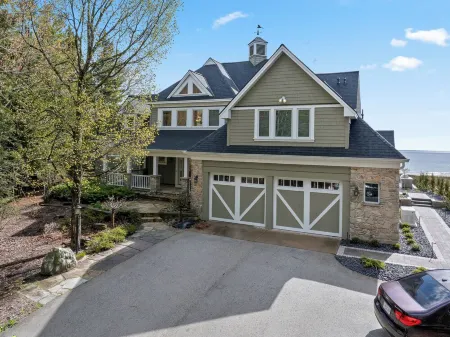 Stunning Luxury Home on the Sandy Beach Shores of Lake Michigan!! Отели в г. Севастопол