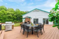 Indoor Heated Private Pool Home & Arcade in Lake Ariel Poconos with 7 beds Hotels in South Canaan Township