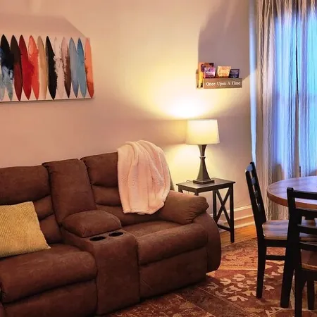 Charming 2-bedroom apartment with equipped kitchen and AC, in Cumberland, MD.