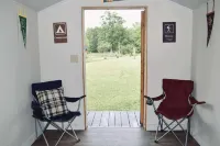 Camp Wee Acres. Cozy camper with beautiful views. Hotels in White County