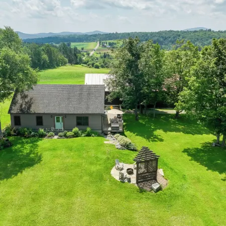 On-Site Vast Hiking Trail Hardwick Farmhouse!