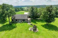 On-Site Vast Hiking Trail Hardwick Farmhouse! - parking