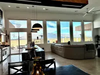 Large 3 bed, 3 bath Tucson house with pool, jacuzzi and amazing Mountains Views