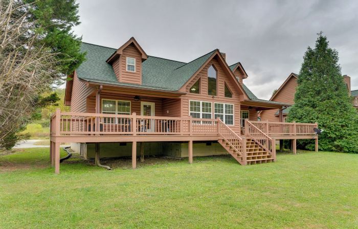 Hiawassee Riverfront Cabin 7 Mi to Lake Chatuge!