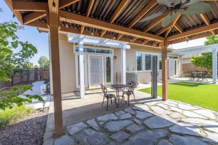 Midterm Rental 30 days Cozy 3BR House Family Friendly Lovely Backyard Fast WiFi Отели в г. Фолсом