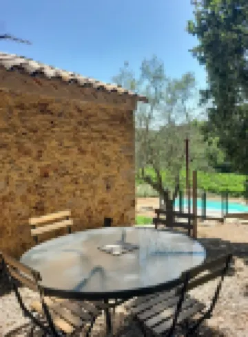 Bastidon between hill and vineyard