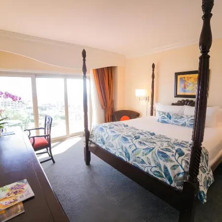 Courtleigh Hotel & Suites
