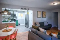 Colorful CO Home — 10 mins to DT Denver, pool table, & covered back patio! Hotel a Twin Lakes