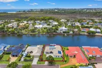 Relaxing Waterfront Oasis with Heated Spa!