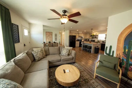 The Green House - 3 King beds, 2 Bathrooms in Yuma AZ