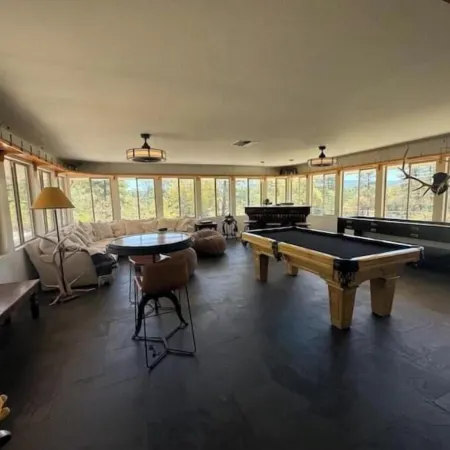 *NEW* Mtn view retreat! Pets! 3 min Dtwn/Pooltable