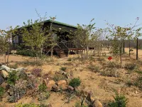 Cozy wooden cabin overlooking the foot of the Tswapong Hills in Palapye. Hotel a Palapye