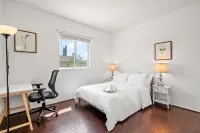 밝고 통풍이 잘 되는 5베드룸 집, 작업 공간 및 야외 라운지 있음