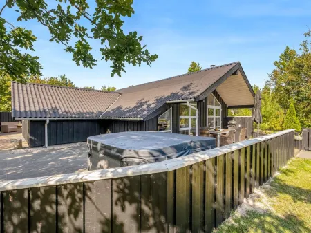 "Roska" - 1.3km from the Sea Отели рядом с достопримечательностью «V. Hjermitslev Kirke»