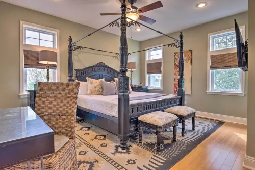 Upscale Getaway w/ Pool & Golf Cart - de playa
