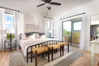 조용한 언덕 국가 전망과 수영장 및 뜨거운 욕조가 있는 The Point