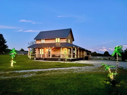 Cozy Cabin Escape • Sleeps 6 • Games • 65” TV