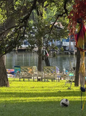 Cozy cabin in adorable Granite Shoals with WiFi, AC Отели рядом с достопримечательностью «Lake Lyndon B. Johnson»