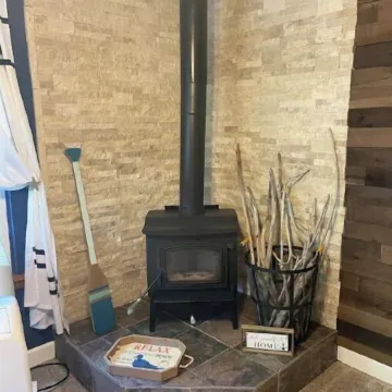 Cozy cottage with natural fire place!