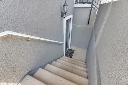 Apartment in downtown SJ Отели рядом с достопримечательностью «Хэппи Холлоу парк и зоопарк»