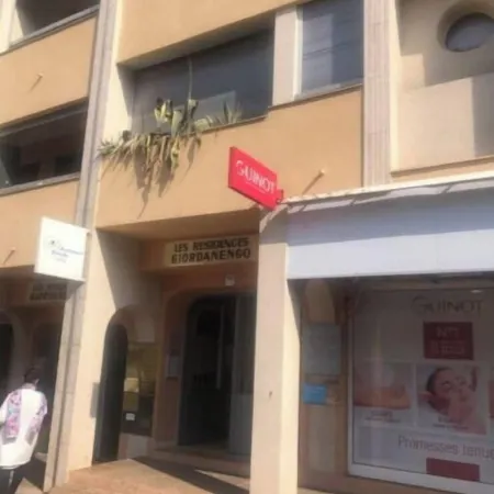 Lovely, well-equipped studio with free parking in the back street