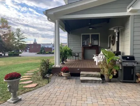 A Room Off Broadway, a prime downtown hideaway