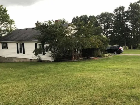 Farmhouse Cottage local Horse farms, Distilleries, Winery Tours, walking trails.