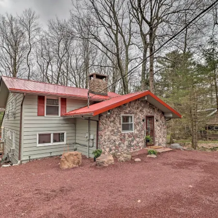 Deck & Fire Pit: Cozy Pocono Mountain Home