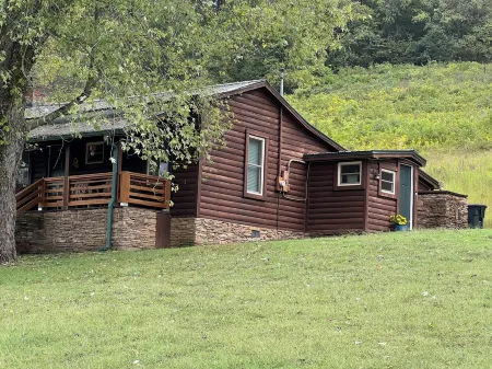 Country log cabin in beautiful middle Tennessee