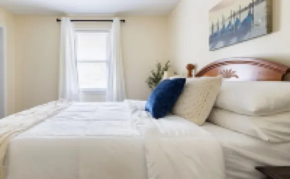 Centally located w/ coffee bar, theatre/gameroom