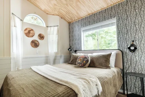 Mountain views, minutes to town, pool opens by May 1!