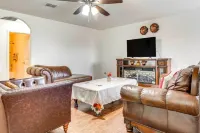 13 Mi to Lackland Afb: San Antonio Home! - Country Houses