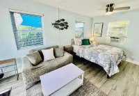 Cute & modern studio apartment in prime location in downtown Lake Worth Beach!