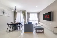 2BR LLOYD W/ Pool & Free Parking