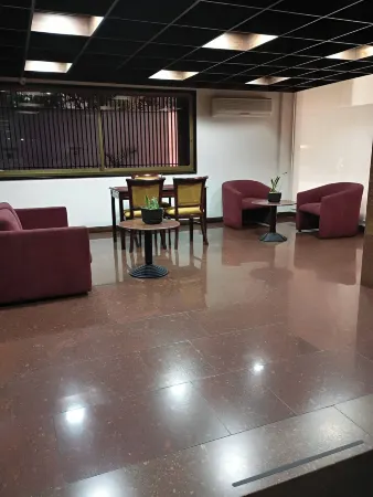 Cuarta Avenida Отели рядом с достопримечательностью «Edificio Chataing»