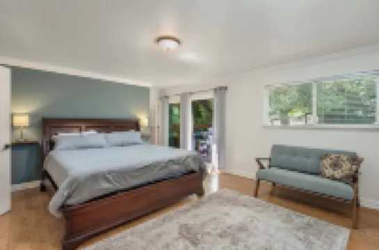 Villa Vino! Spacious 6Bd + Hot Tub in Wine Country