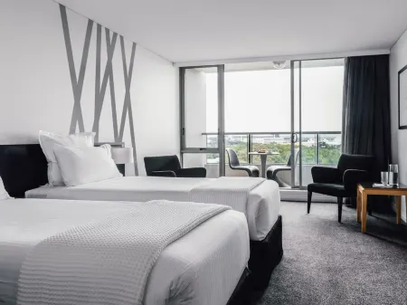 Quay West Suites Melbourne Отели рядом с достопримечательностью «LaTrobe's Cottage»