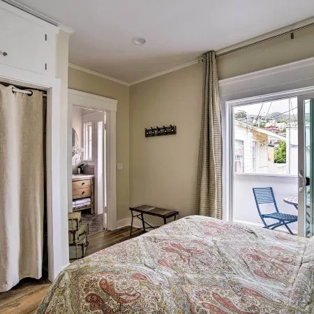 Charming Renovated Avalon Townhome, Walk to Beach!