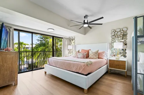 New! Casa Palma Oceanside -Golf Cart, 2 King Suites, Pool, Beach, Pickle, Kayaks