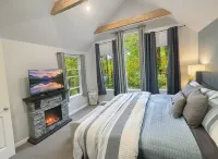 Lake Cushman Escape: Kayaks & Arcade, Pet Friendly Stay with a EV Charger!