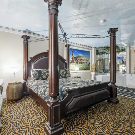 Days Inn & Suites by Wyndham Terre Haute