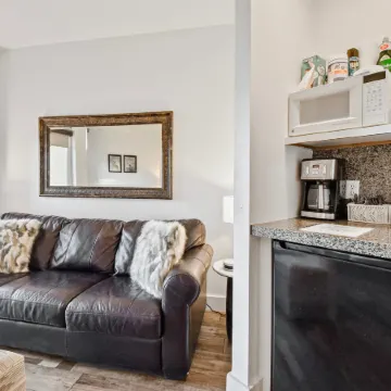 Updated Sundial Unit in Canyons Village, Balcony, Outdoor Swimming Pool and Hot Tubs, Walk to Hiking