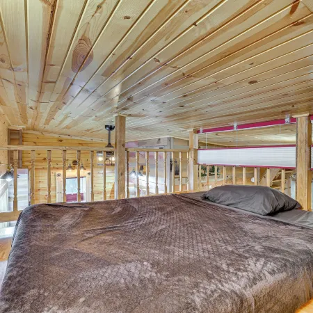 Steps to Marina & Beach: Couples Cottage in Pepin
